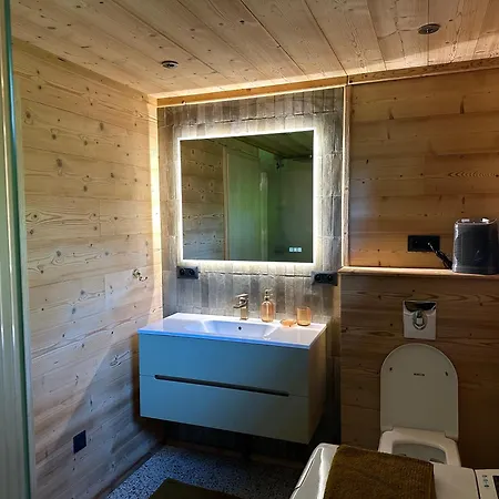 Sous Les Pins Lodge *